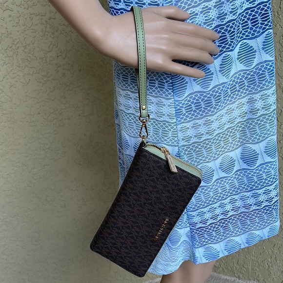 Michael Kors Jet Set Travel Large Travel CONTINENTAL 
Light Sage - Picture 14 of 16